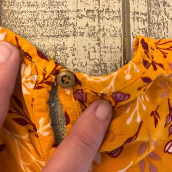 Tahari Girls Flowy Floral long sleeved  Blouse - Picture 5 of 6